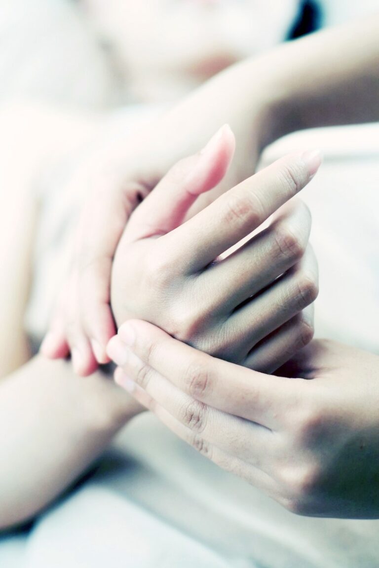 08. PHOTO N°2 Mains 768x1151